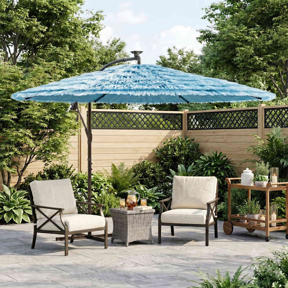 Un ombrellone blu da esterno con frange si erge su mobili da giardino in un patio.