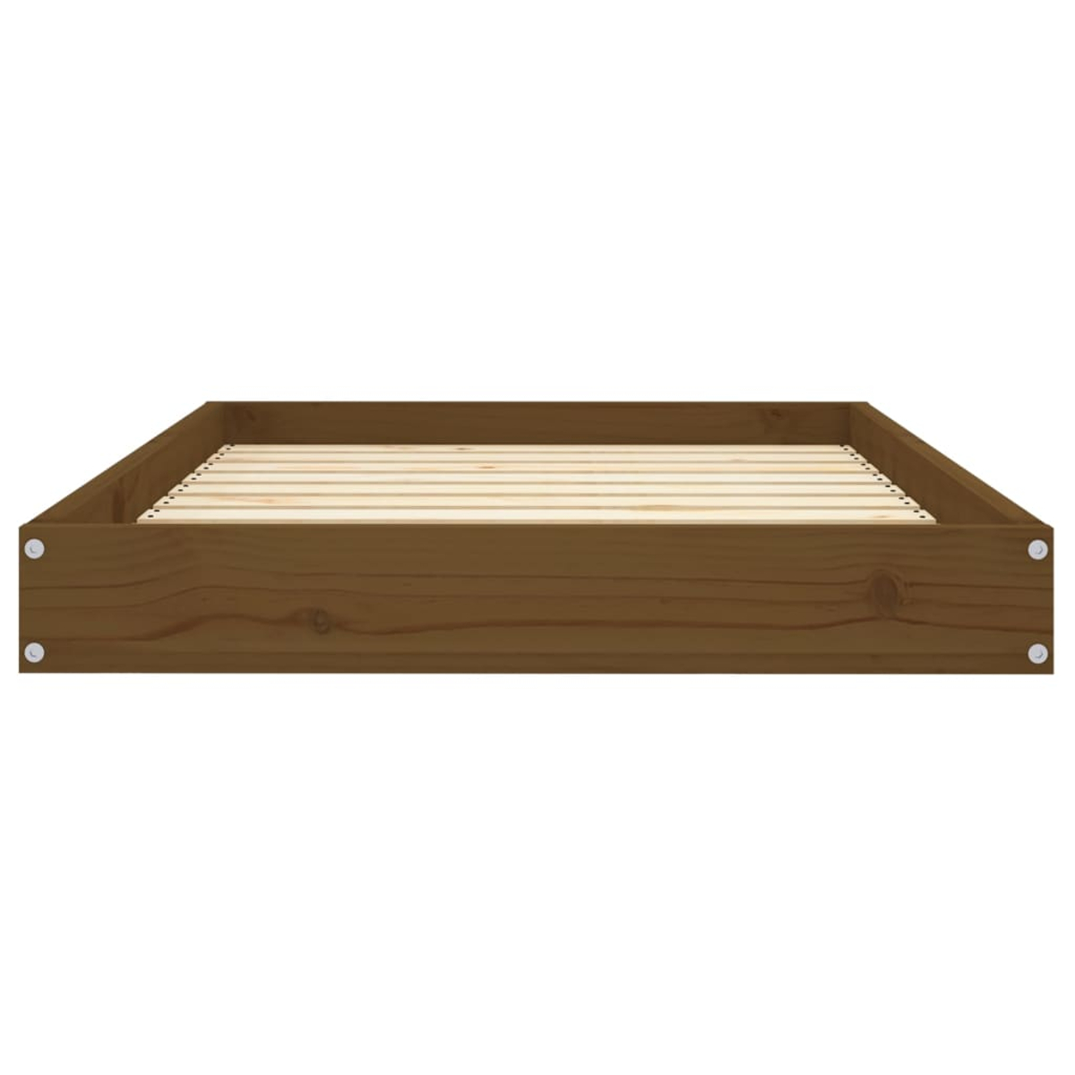 Ein brauner Holzrahmen für ein Bett mit Lattenrost auf weißem Hintergrund.