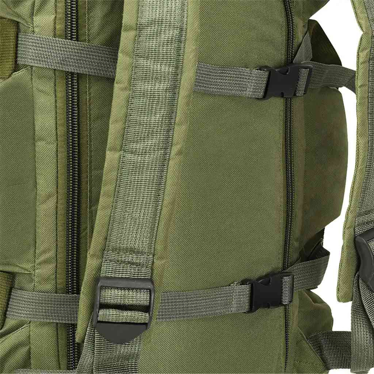 Nahaufnahme eines olivgrünen Rucksacks mit schwarzen Schnallen und Gurten.