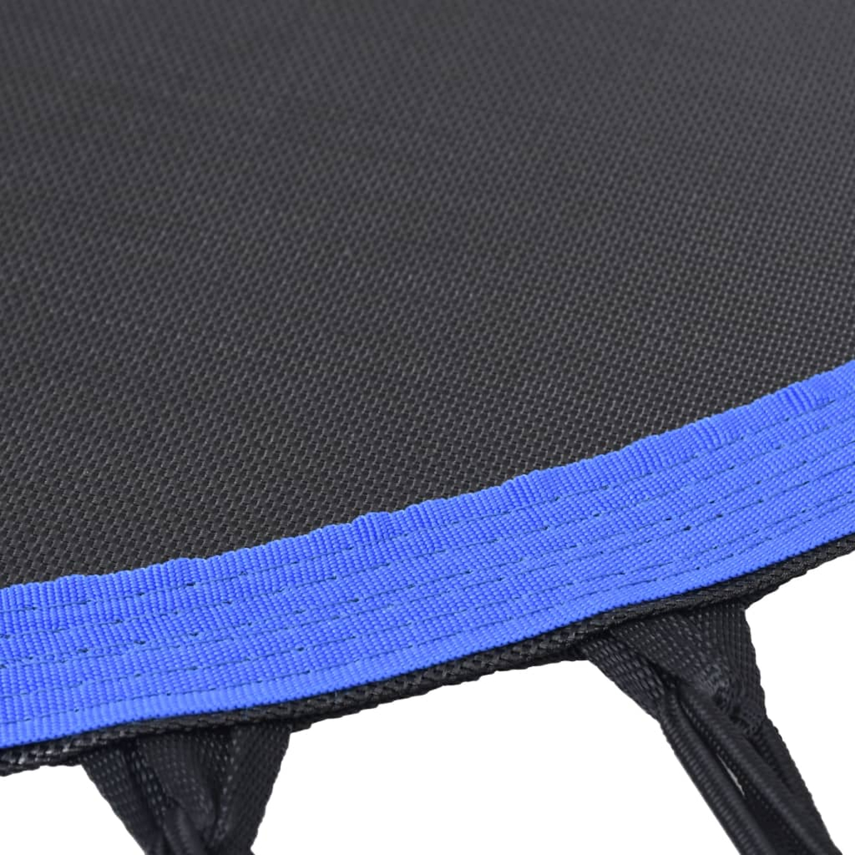Tappeto per trampolino nero con bordo blu e cinghie nere, primo piano.