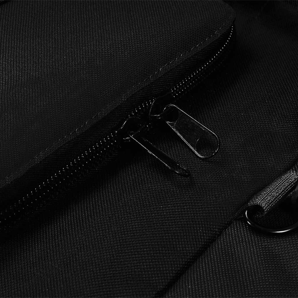 Nahaufnahme eines schwarzen Reißverschlusses an einer Tasche mit silbernem Zubehör.