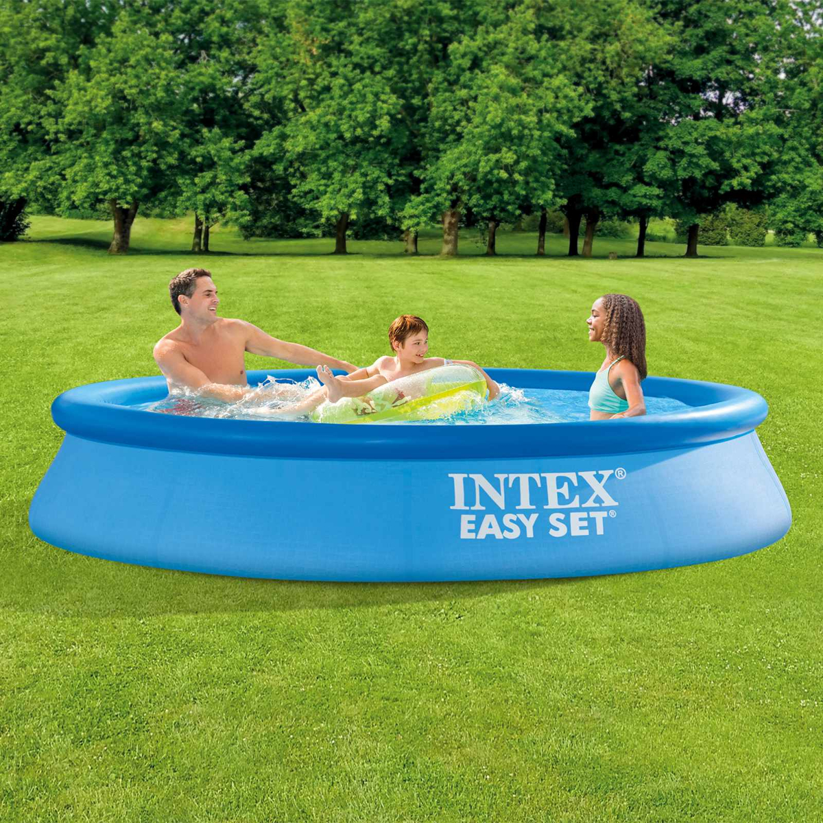 Ein Mann, eine Frau und ein Kind genießen einen blauen Intex-Pool auf einer grünen Wiese mit Bäumen.