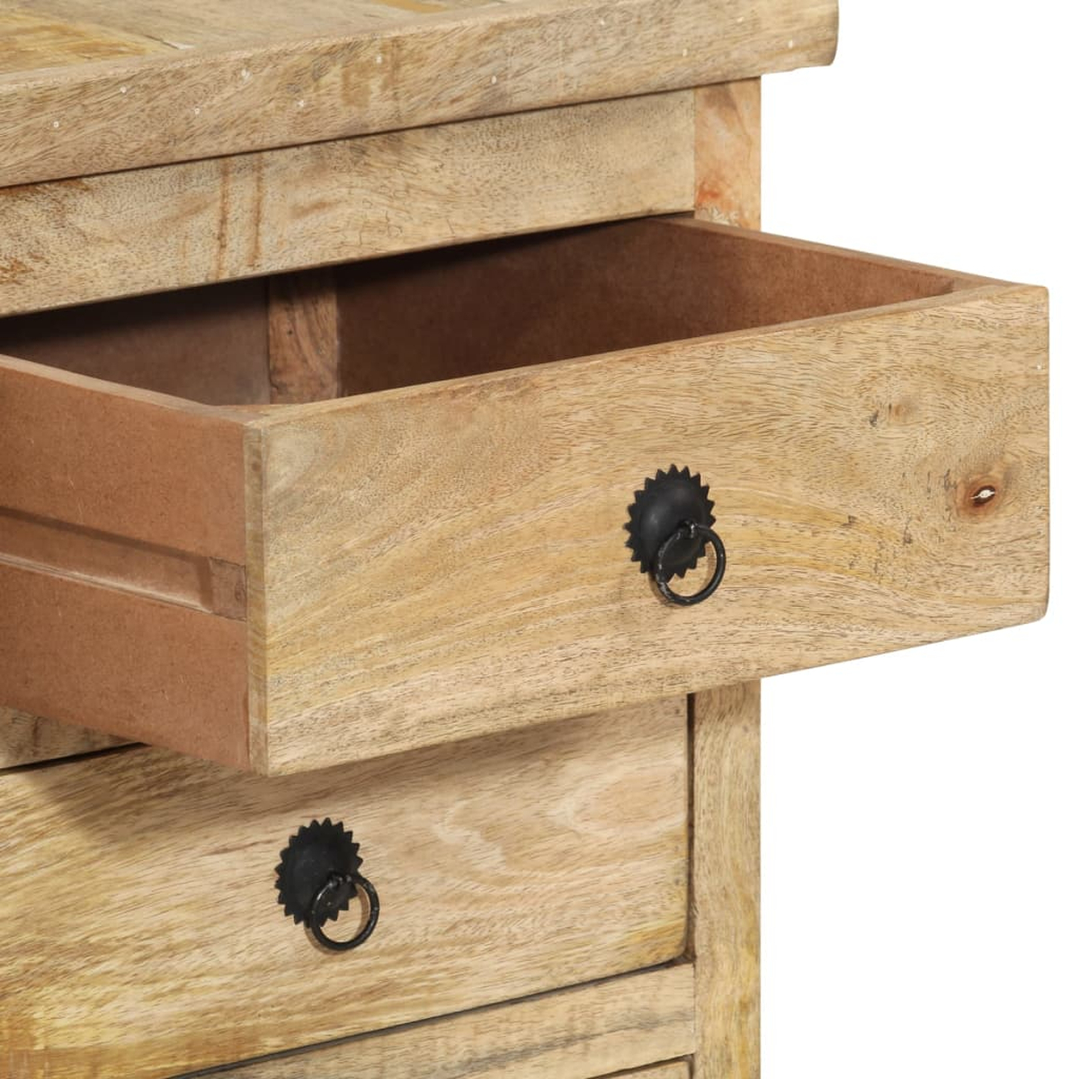 Holzkommode mit offenen Schubladen und schwarzen Metallknäufen.