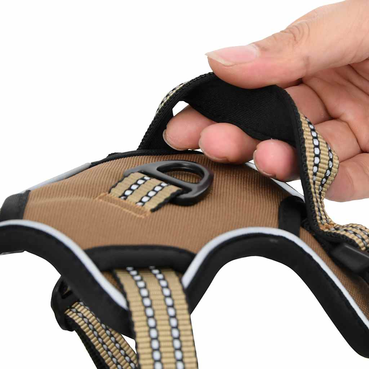 Braunes Hundegeschirr mit Griff und D-Ring, gehalten von einer Hand.