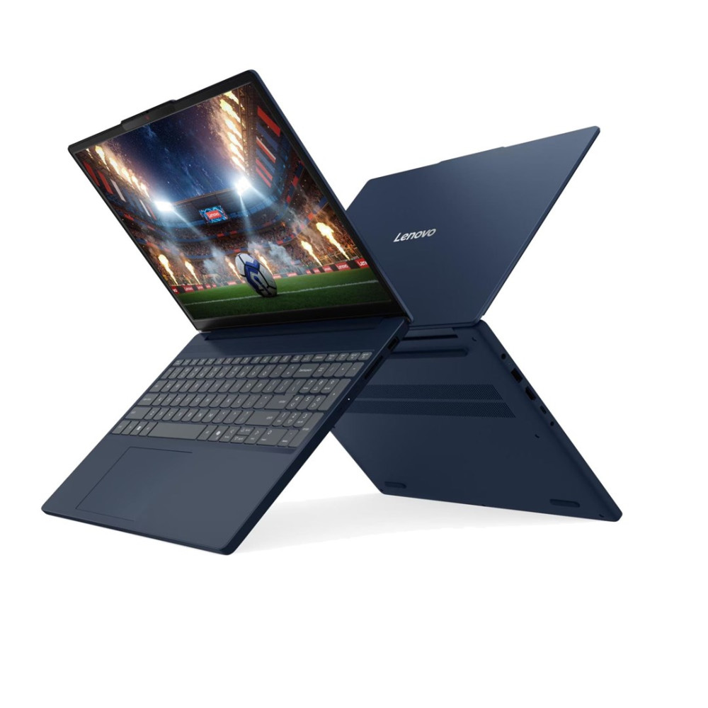 Ciemnoniebieski laptop Lenovo, otwarty, pokazujący mecz piłki nożnej.