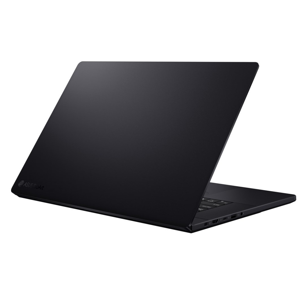 Czarny laptop ASUS jest otwarty, z pokrywą odchyloną do tyłu, pokazując porty z boku.