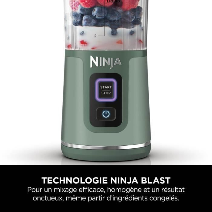 Frullatore Ninja verde con frutti di bosco e liquido. Ha un pulsante start/stop.
