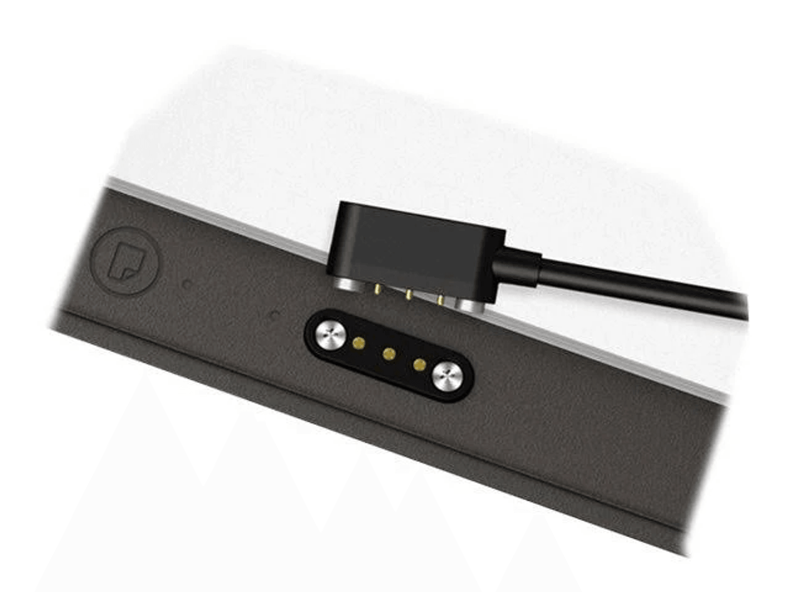 Un conector de carga negro con pines dorados está conectado a un dispositivo gris.