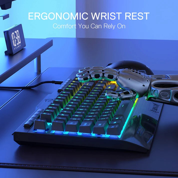 Mekanik bir el, RGB aydınlatmalı bir klavyenin üzerinde duruyor.