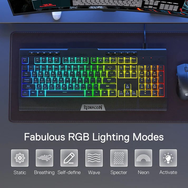Siyah Redragon klavye, RGB aydınlatmalı ve masada fare.