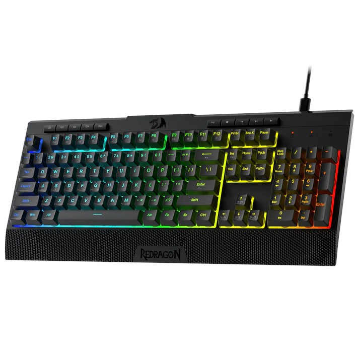 Beyaz arka plan üzerinde RGB arka aydınlatmalı siyah bir Redragon mekanik klavye.