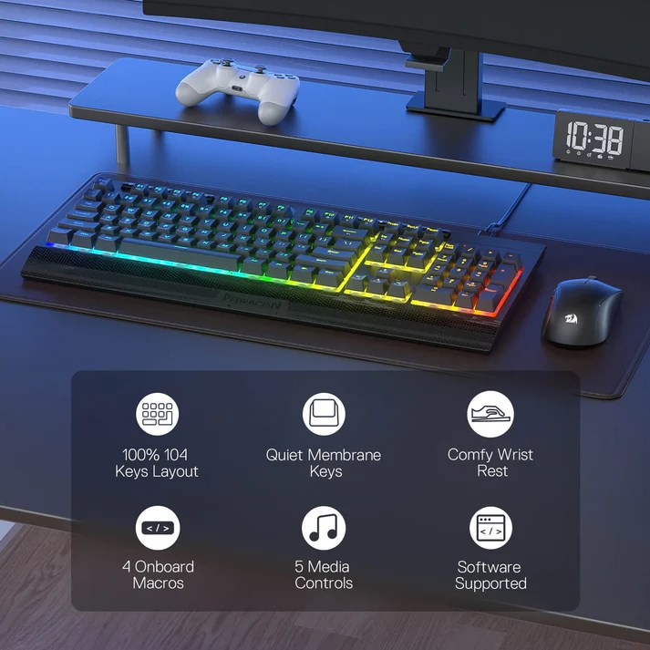 RGB aydınlatmalı oyuncu klavyesi, fare, kontrolcü ve saat masada.