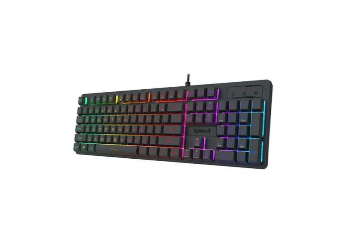 Çok renkli RGB arka aydınlatmalı siyah bir Redragon oyuncu klavyesi.
