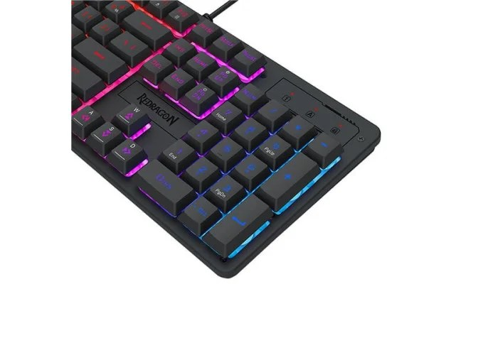 RGB arka aydınlatmalı siyah Redragon klavye yakından gösteriliyor.