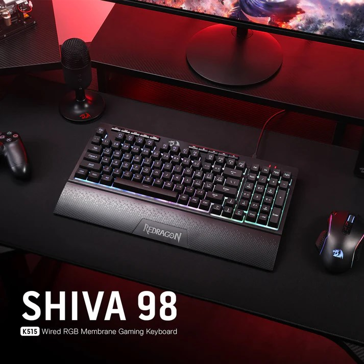 Bir masada Redragon RGB oyuncu klavyesi, fare ve kontrolcü.
