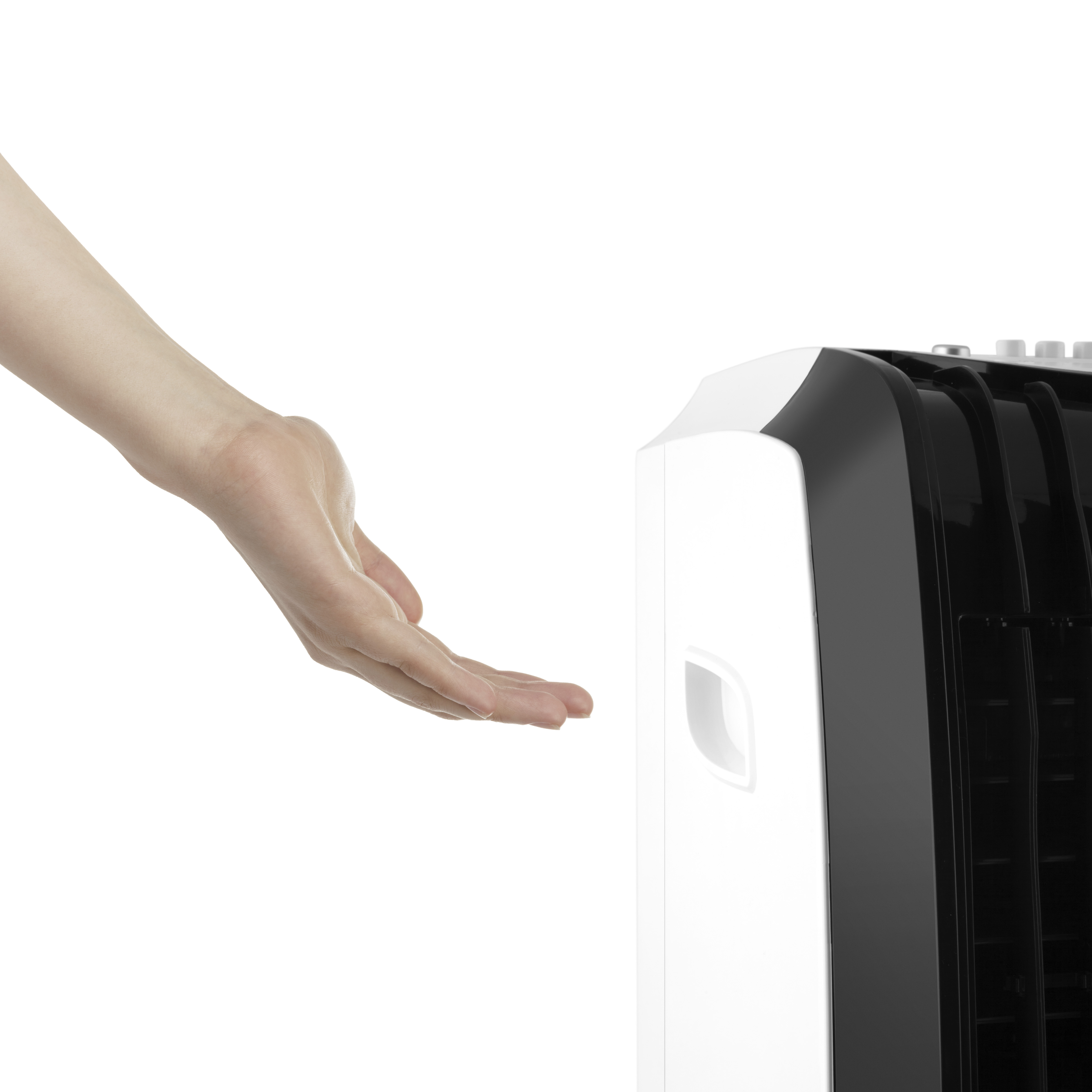 Una mano è tesa davanti a un dispositivo bianco e nero.