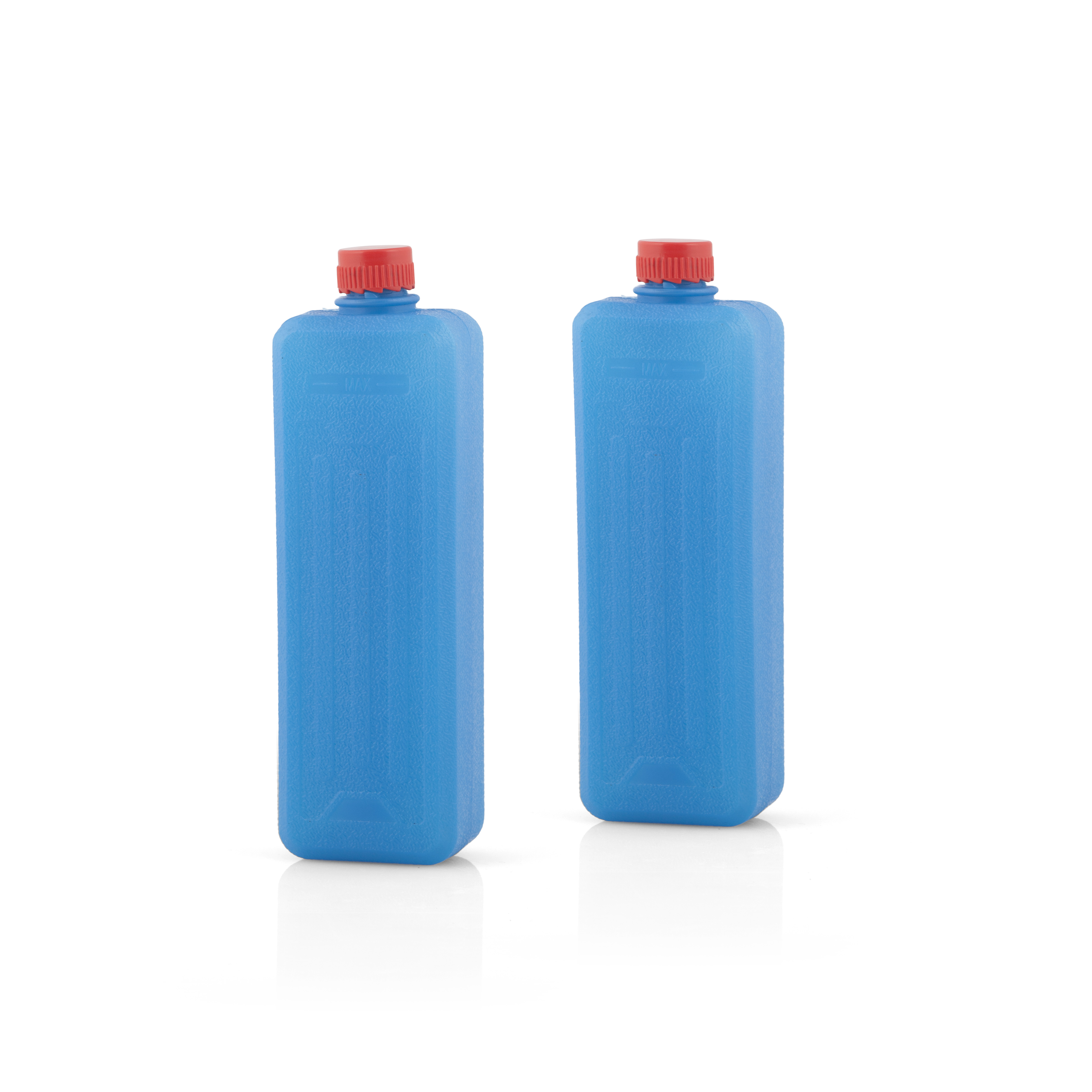 Due bottiglie blu di plastica con tappi rossi su sfondo bianco.