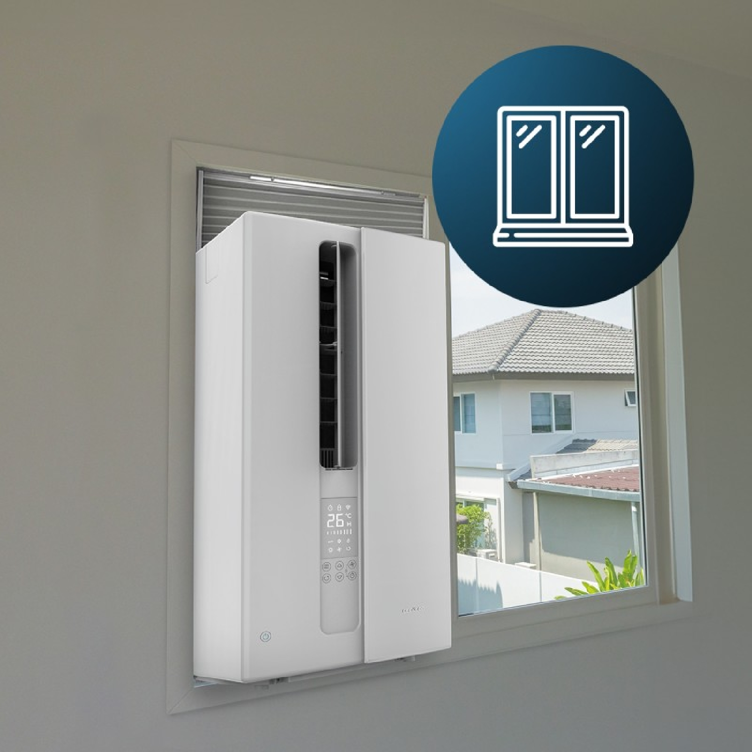 Una unidad de aire acondicionado blanca está instalada en una ventana. Afuera se ven casas.