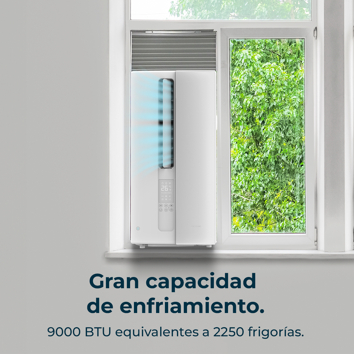 Aire acondicionado blanco en ventana, soplando aire frío. Hojas verdes fuera.