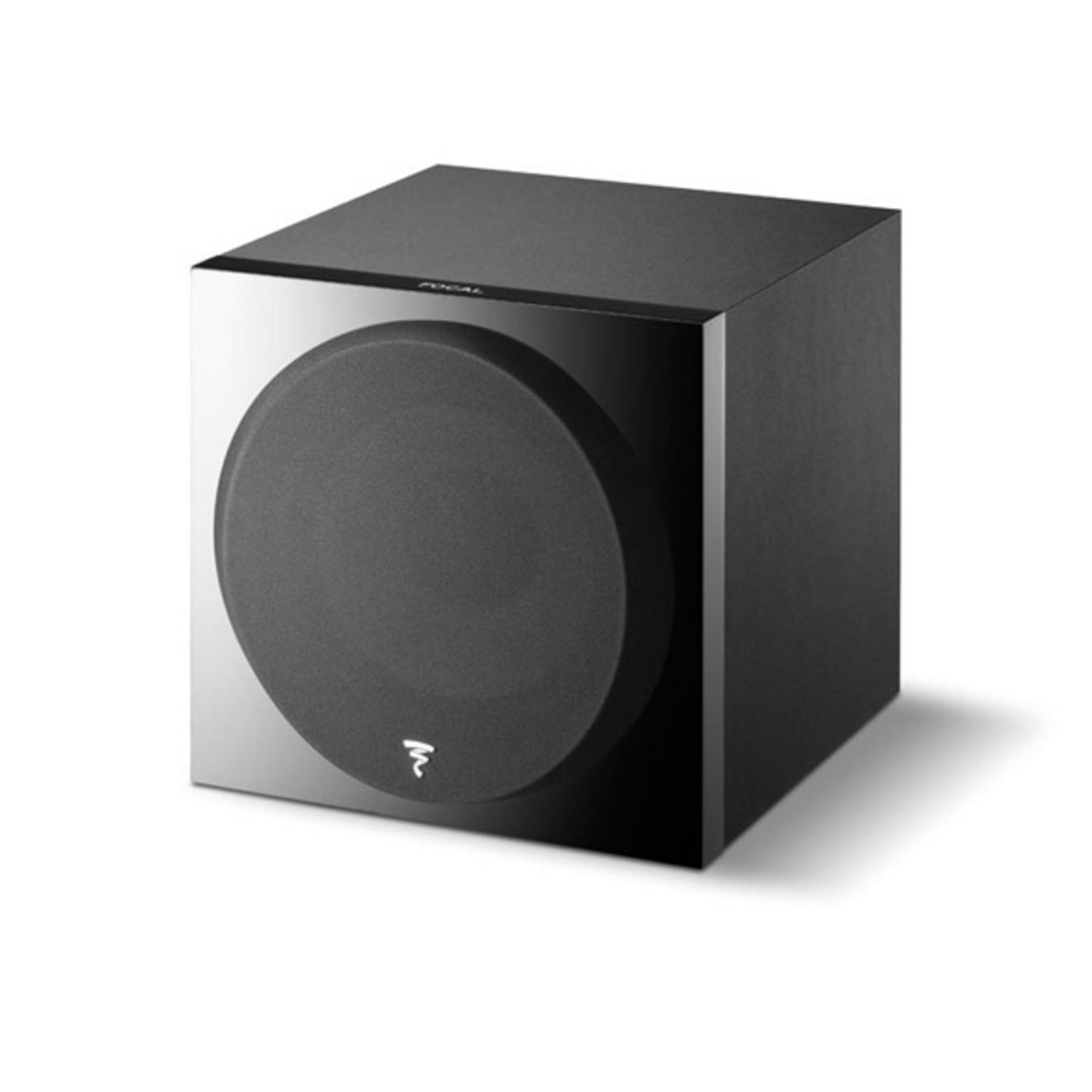 Yuvarlak bölmeli siyah subwoofer hoparlör, beyaz zeminde.