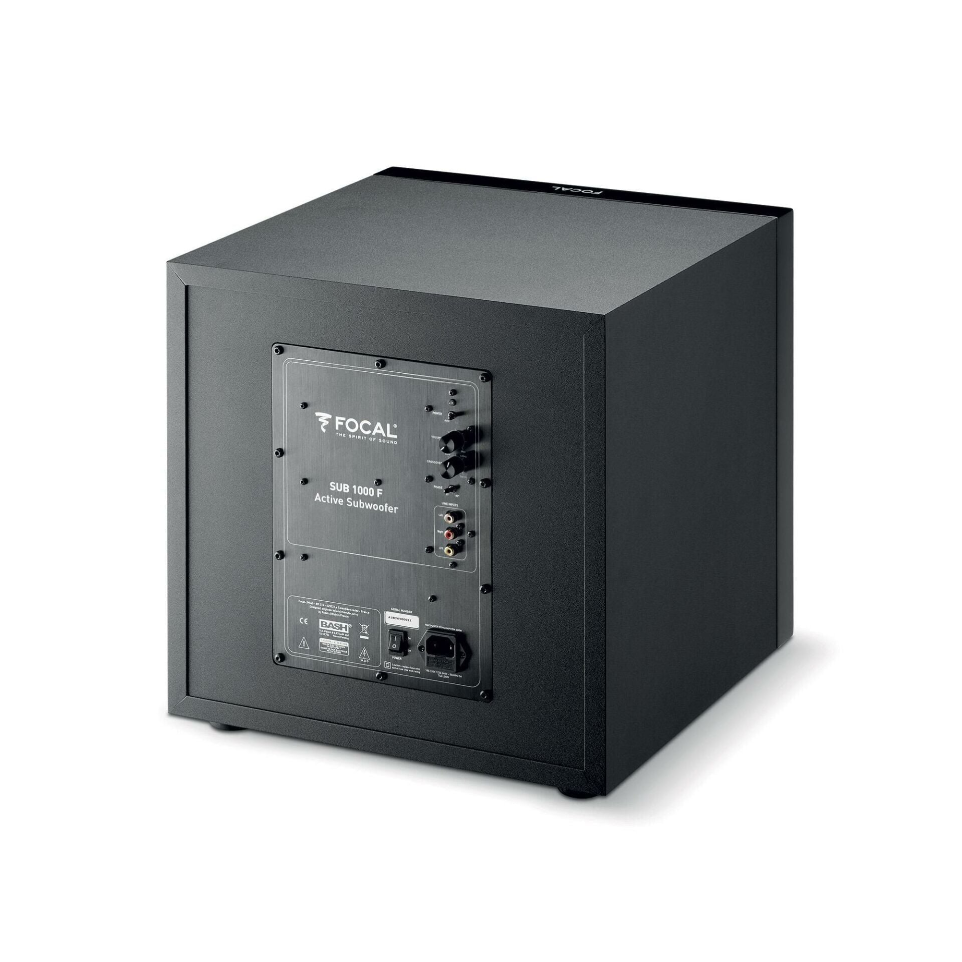 Arkada bağlantılar ve etiketler bulunan siyah Focal subwoofer.