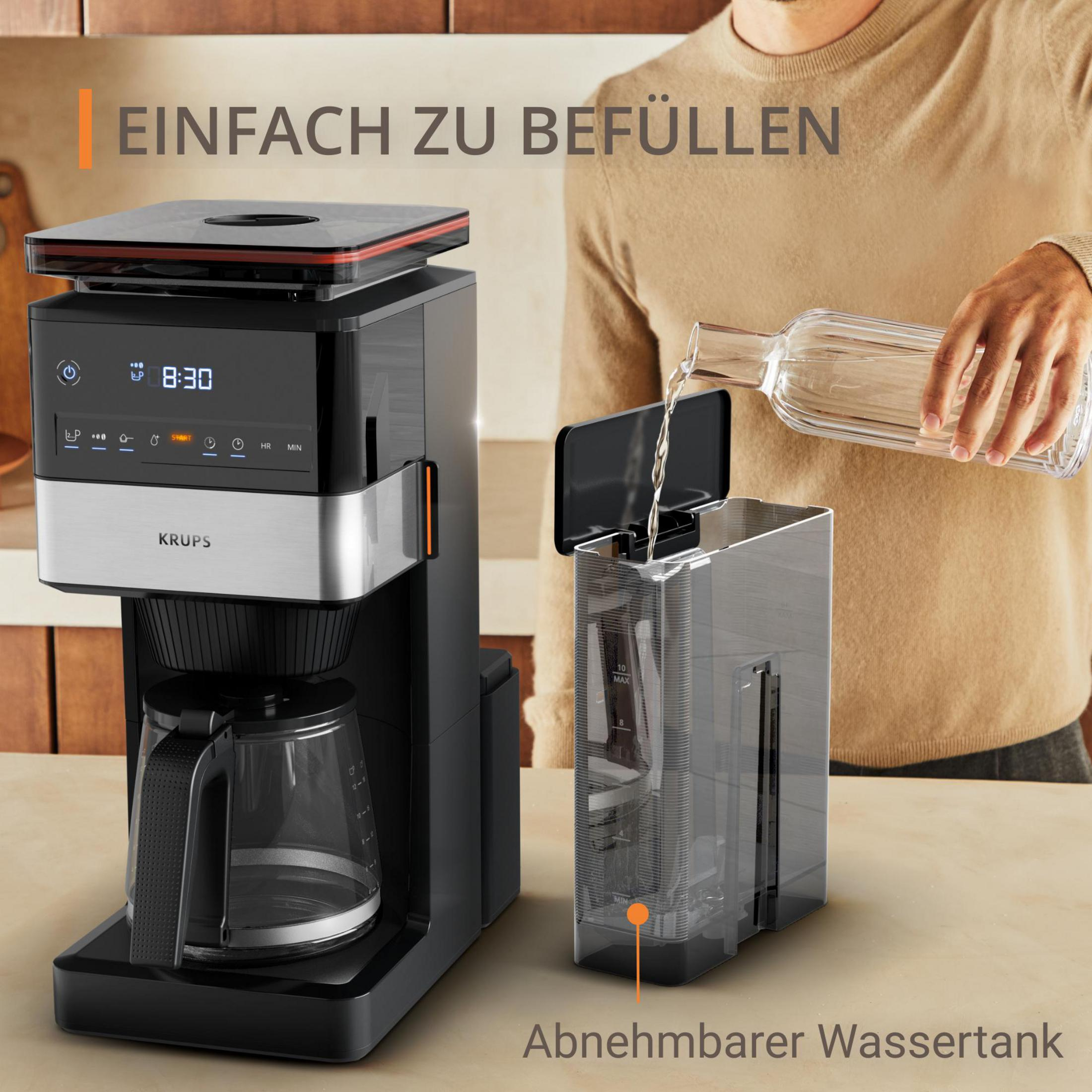 Eine Person füllt Wasser in einen abnehmbaren Wassertank einer Kaffeemaschine.