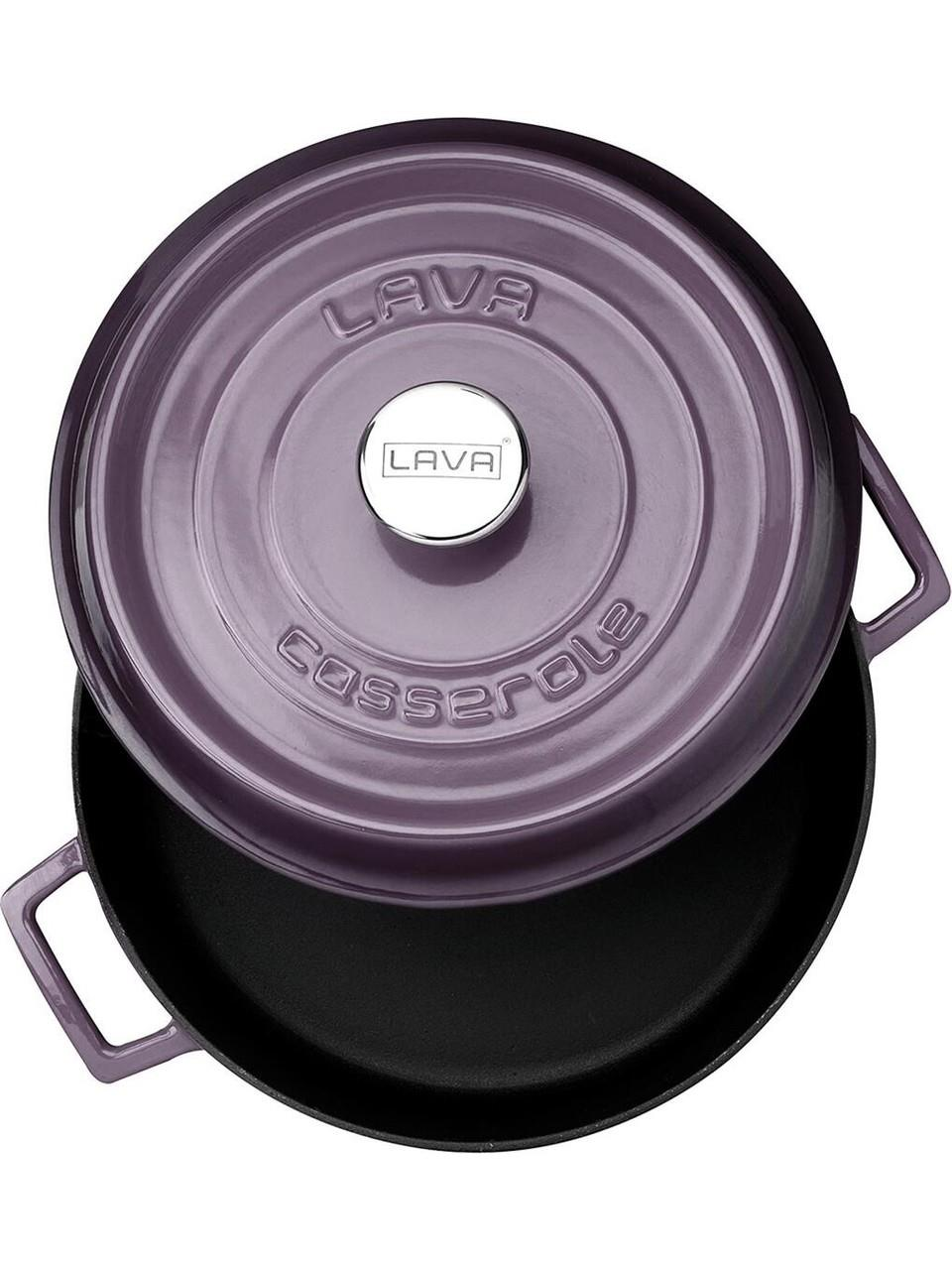Mor renkli kapaklı güveç, üzerinde "LAVA" ve "casserole" yazılı.
