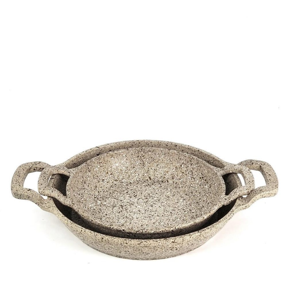 Saplı, benekli gri taş çanaklar, biri diğerinin içinde.