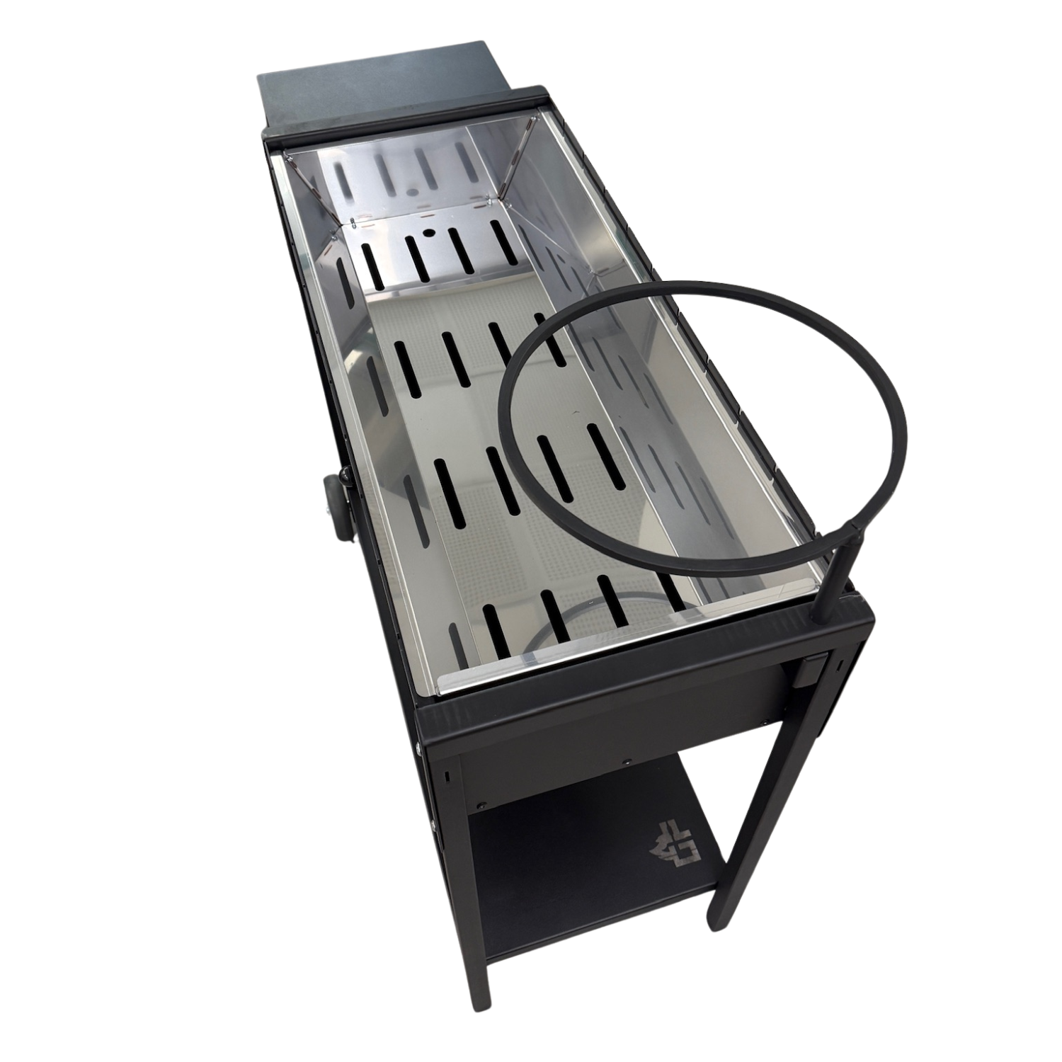 Ein schwarzer Metallgrill mit Edelstahl-Innenraum und einem runden Griff an der Seite.