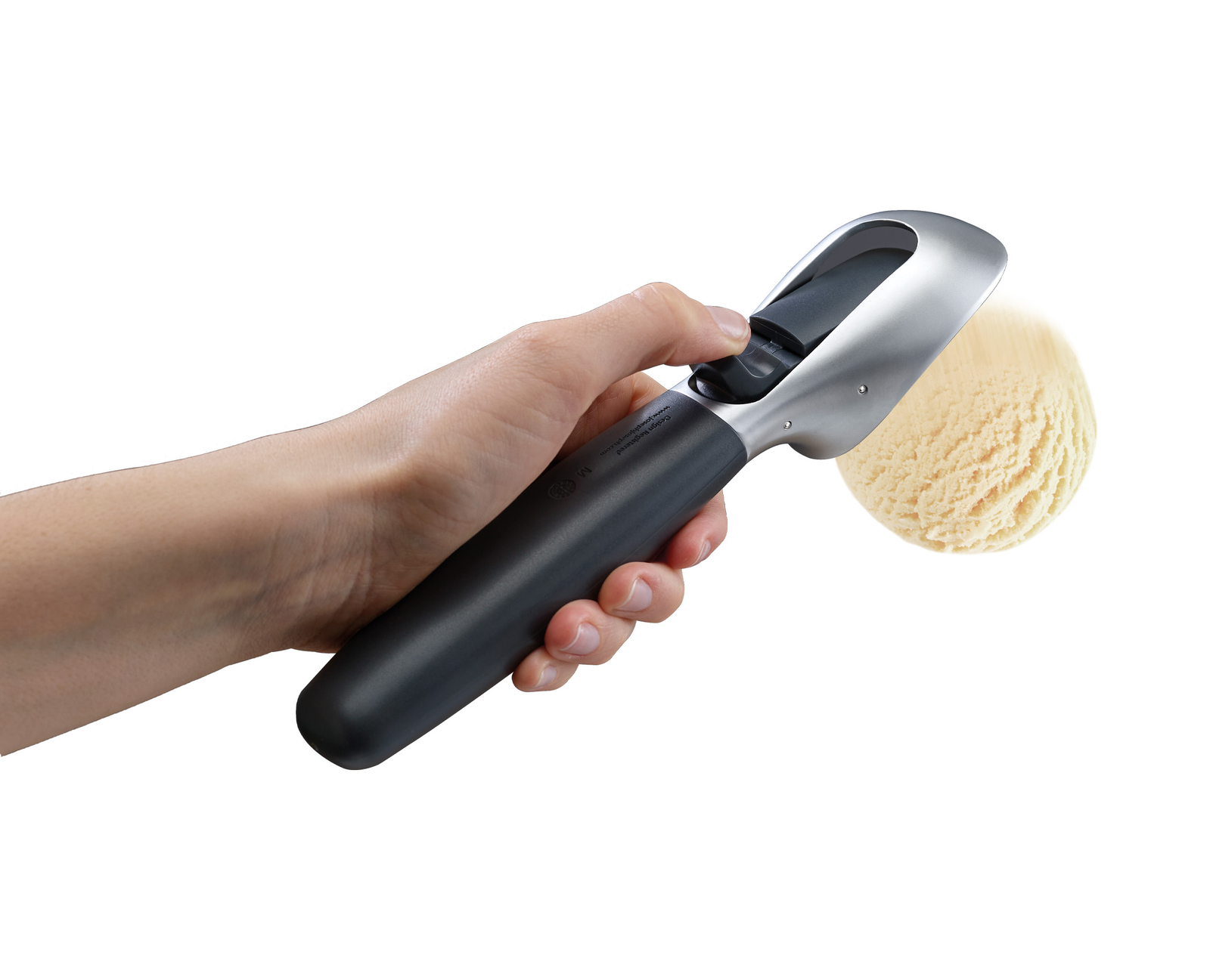 Una mano tiene un porzionatore per gelato argentato, formando una pallina di gelato alla vaniglia.