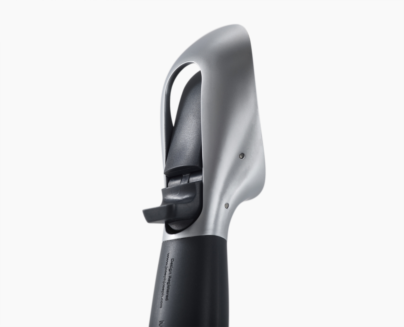 Un gadget da cucina argentato e nero con una leva su sfondo bianco.