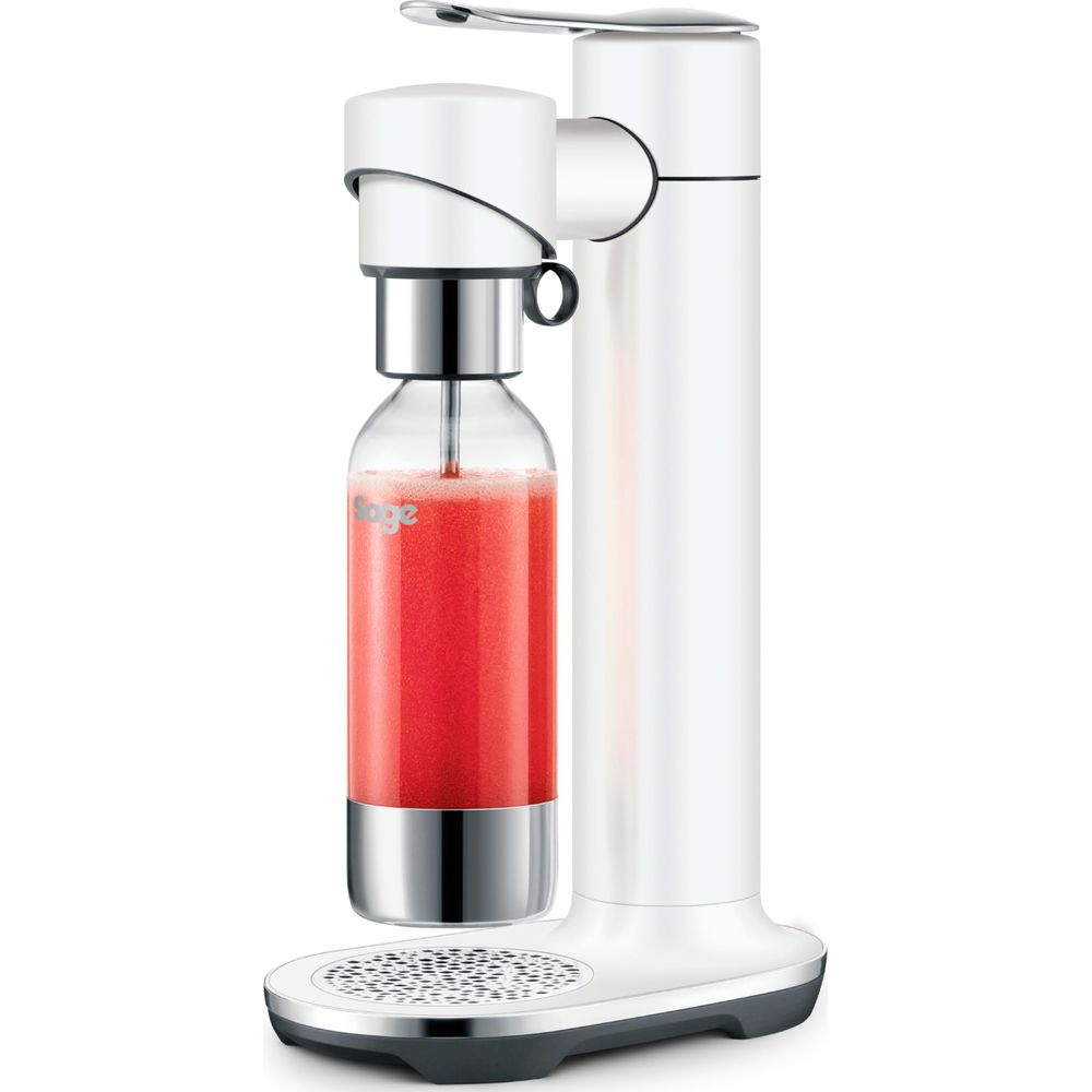 Gasatore bianco con liquido rosso in bottiglia trasparente e accenti argentati.
