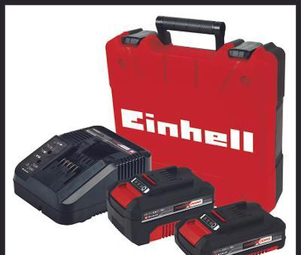 Siyah şarj cihazı ve iki siyah/kırmızı pil ile kırmızı Einhell alet çantası.
