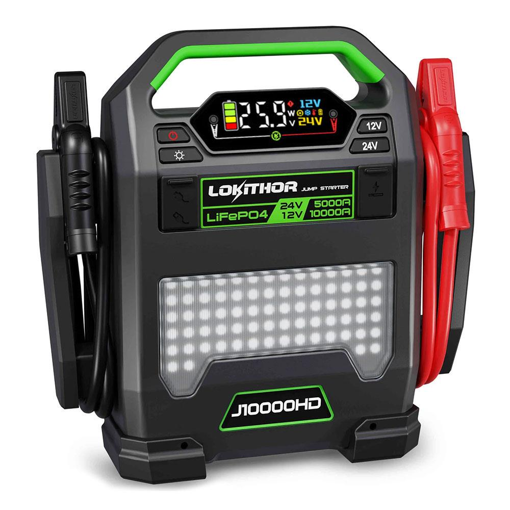 Avviatore d'emergenza nero con manico, cavi e display verdi. Mostra 25,9V e 12V/24V.