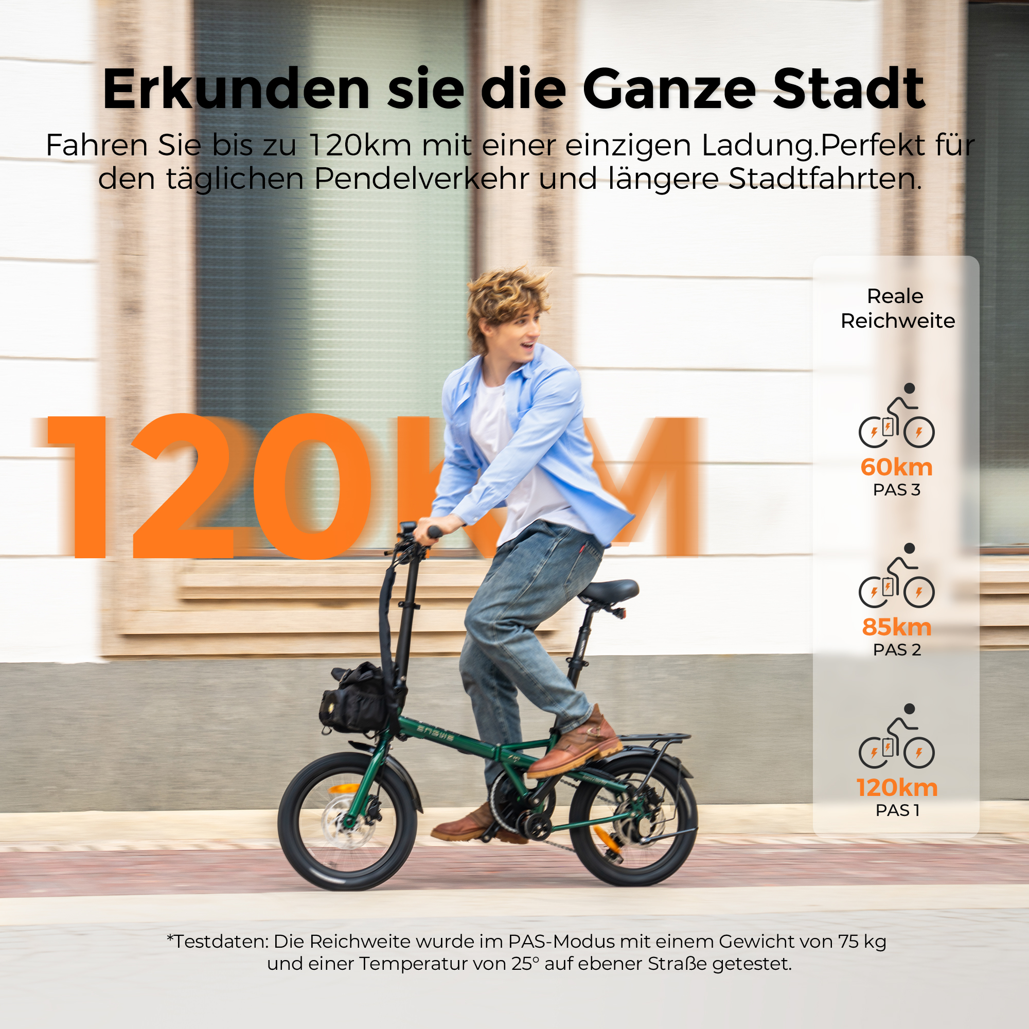 Un uomo guida una e-bike verde con cestino anteriore. Testo mostra 120km di autonomia.