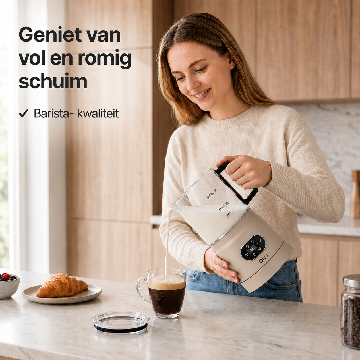 Vrouw giet melk uit melkopschuimer in koffiekopje in keuken.
