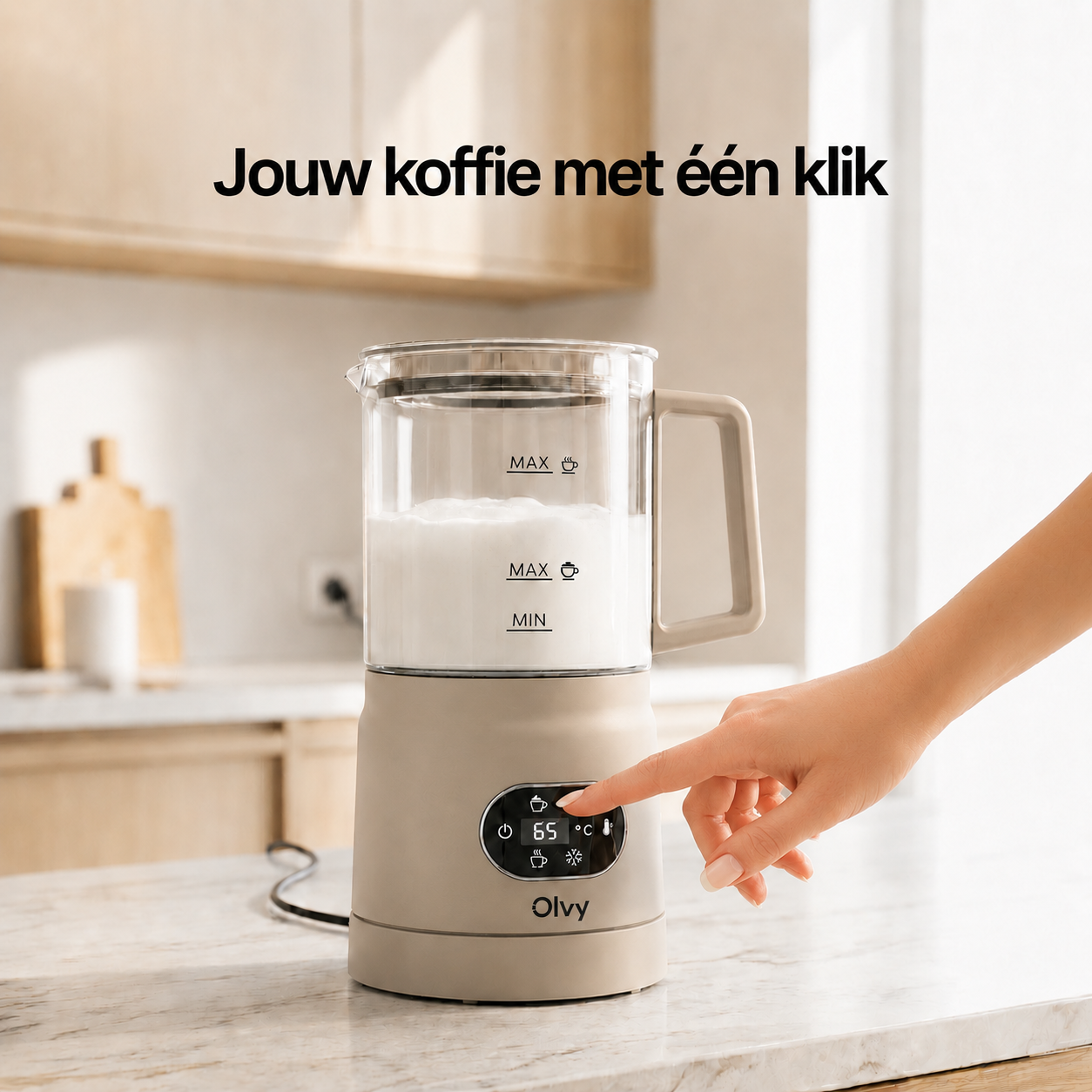Een hand drukt op een melkopschuimer met digitaal display in een keuken.