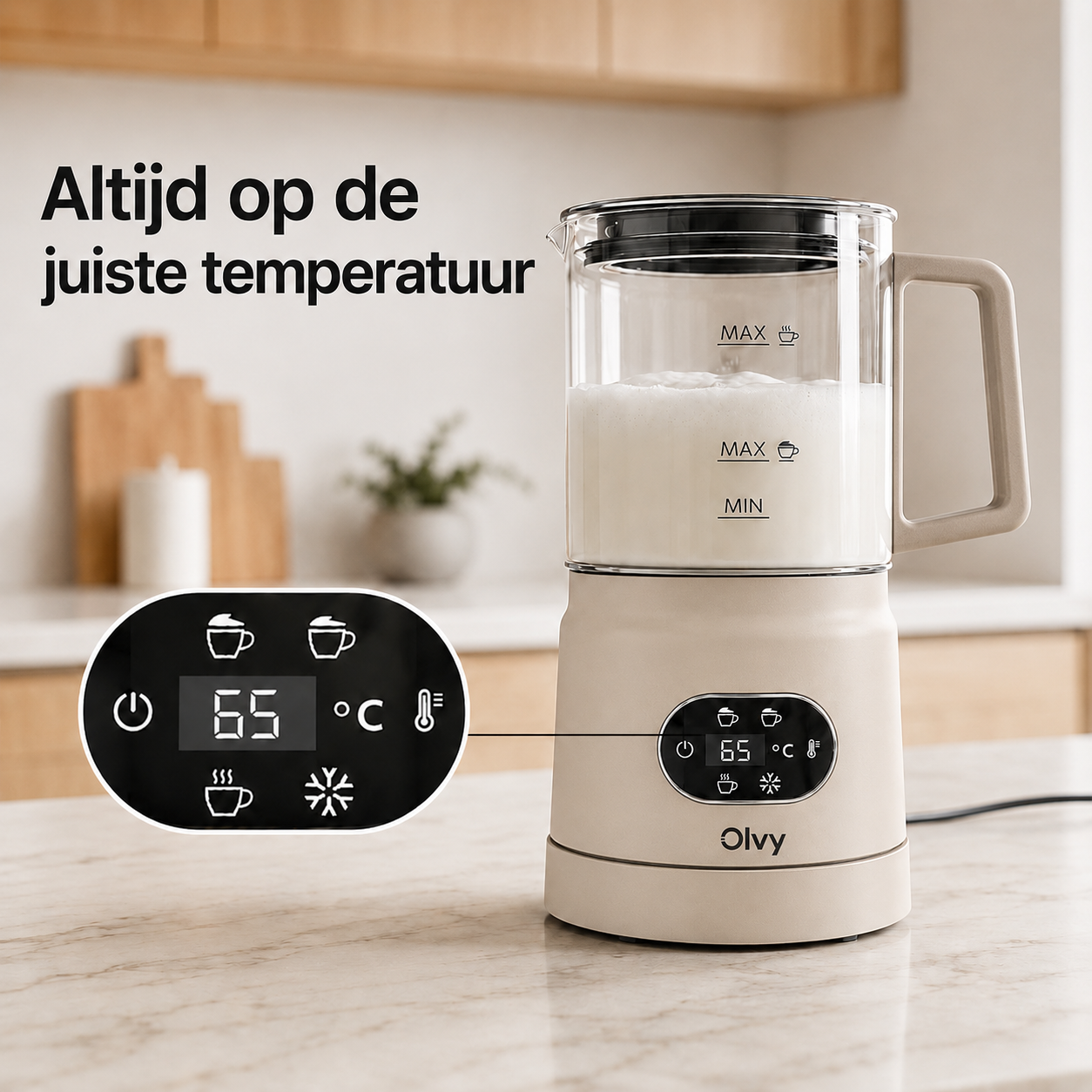 Een crèmekleurige melkopschuimer met digitaal display op een marmeren aanrecht.