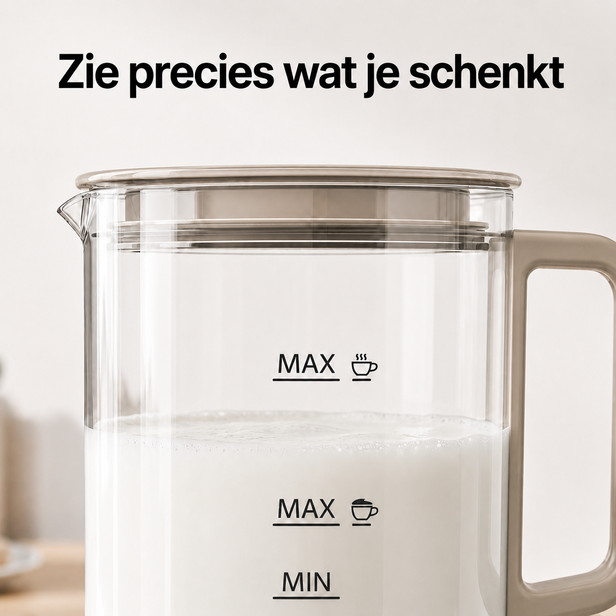 Een doorzichtige kan gevuld met melk, met MAX en MIN markeringen.