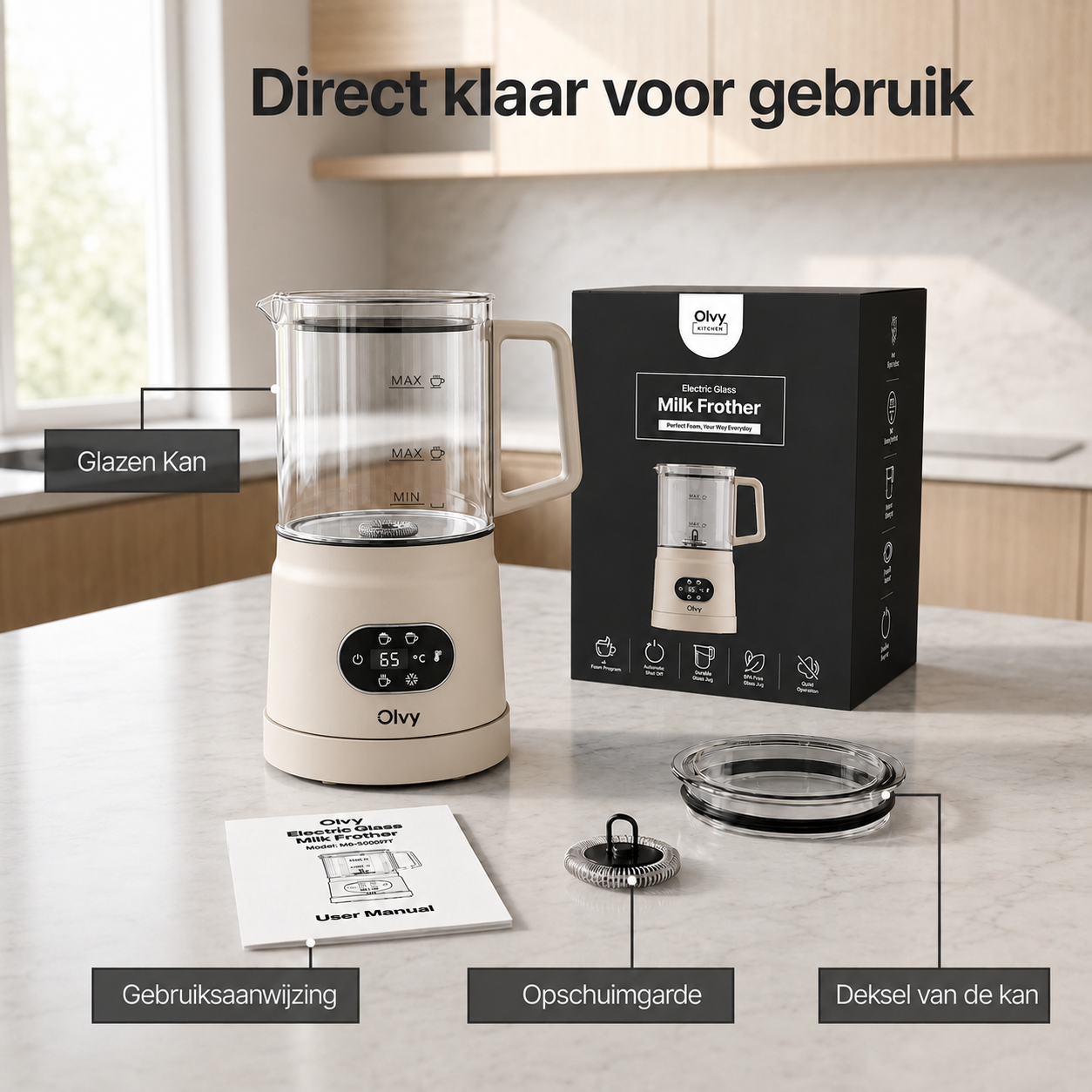 Een crème-kleurige melkopschuimer staat op een marmeren aanrecht naast de verpakking.