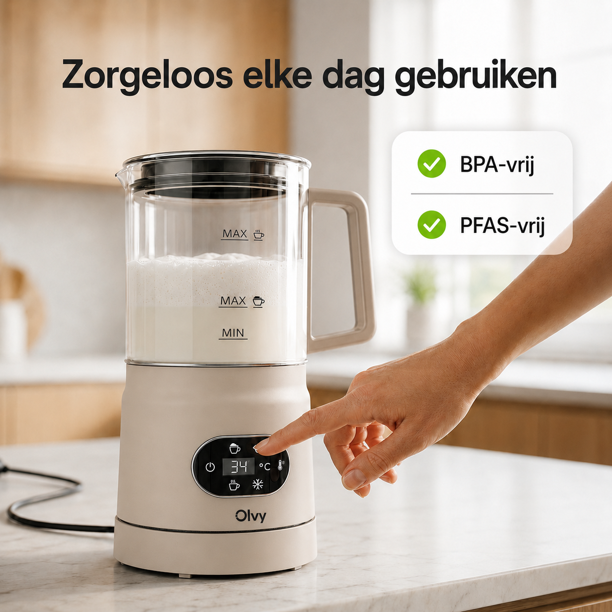 Een melkopschuimer met glazen kan en bedieningspaneel. Een hand drukt op een knop.