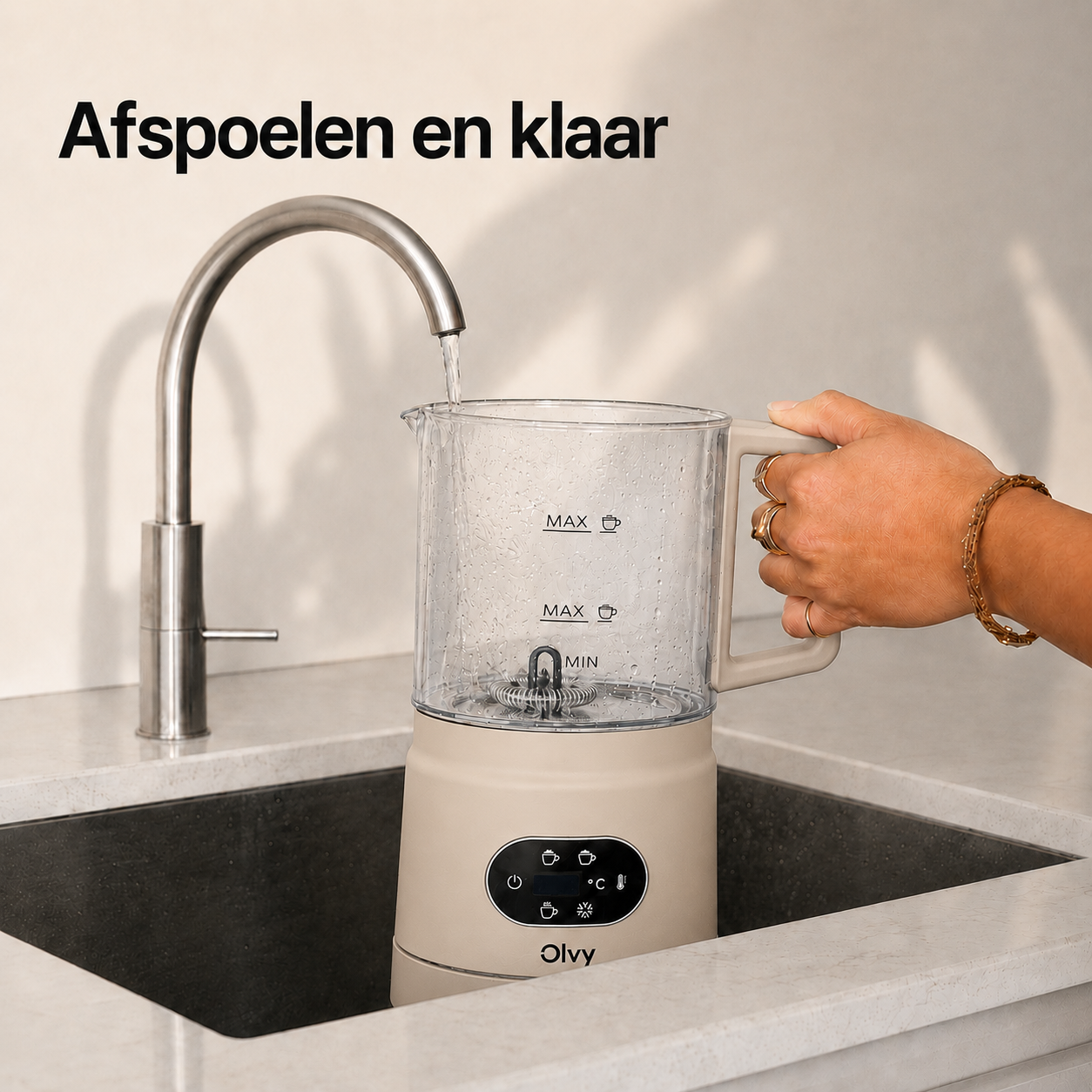 Een kan wordt gevuld met water onder een kraan in een gootsteen.