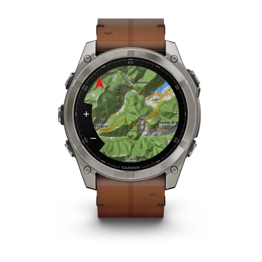 Zegarek Garmin z brązowym skórzanym paskiem wyświetlający mapę.