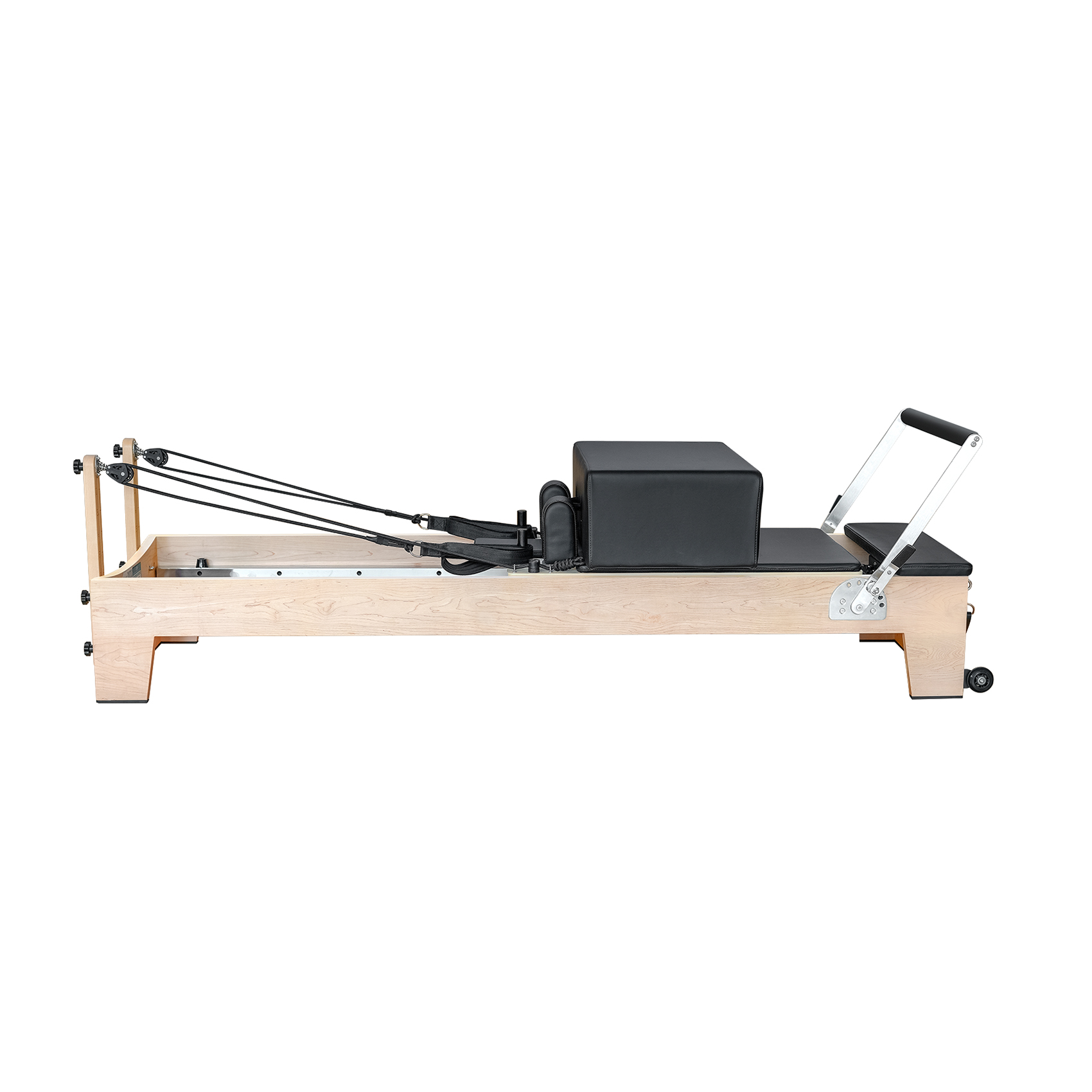 Ein Holz-Pilates-Reformer mit schwarzem Lederpolster und verstellbaren Seilen.