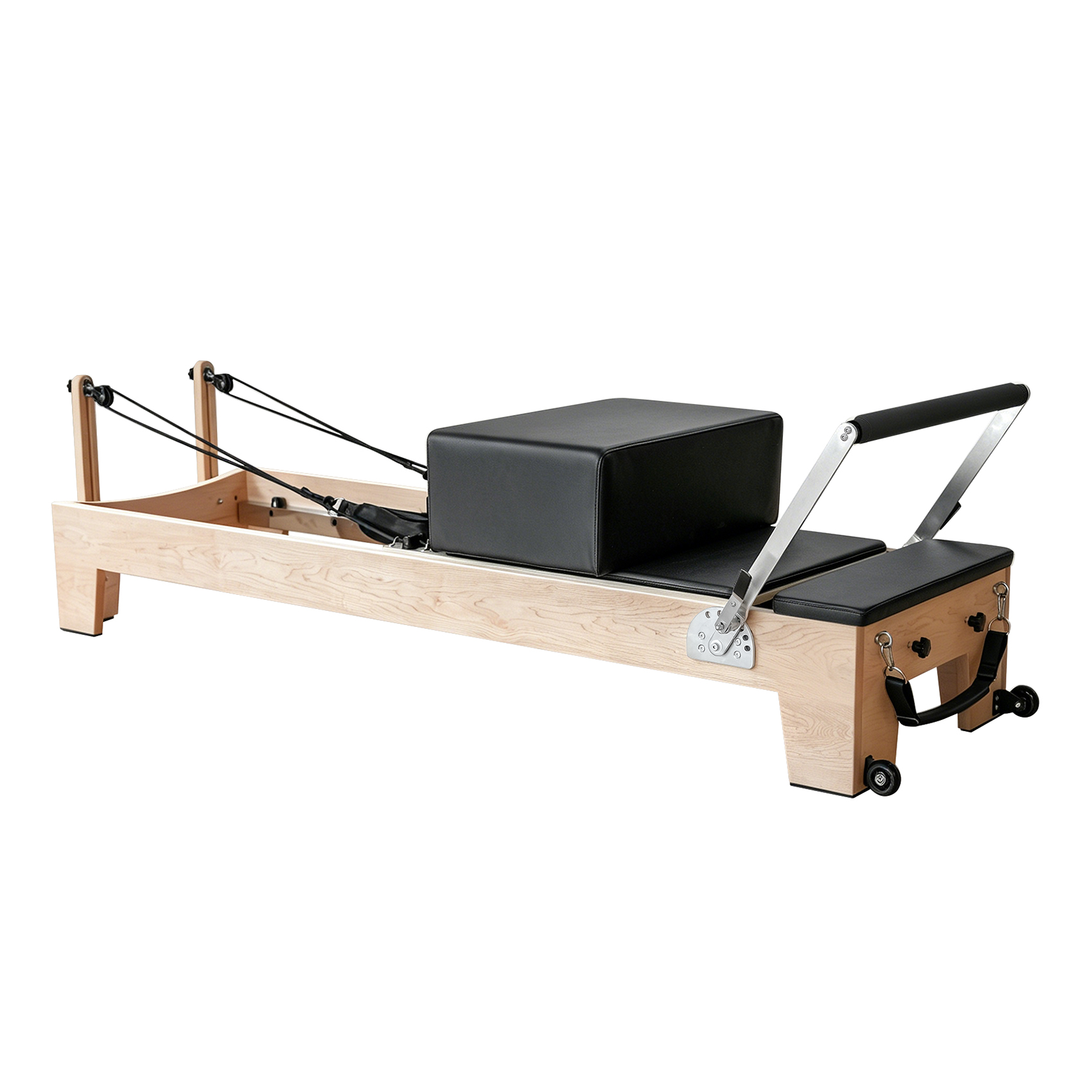 Ein hölzerner Pilates-Reformer mit schwarzen Polstern und Riemen.