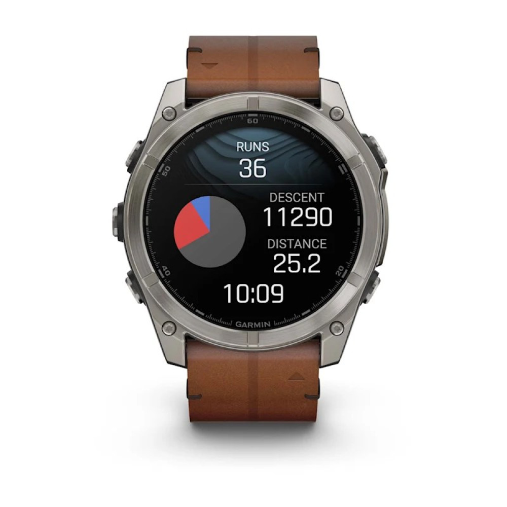 Srebrny smartwatch z brązowym skórzanym paskiem, wyświetla statystyki.