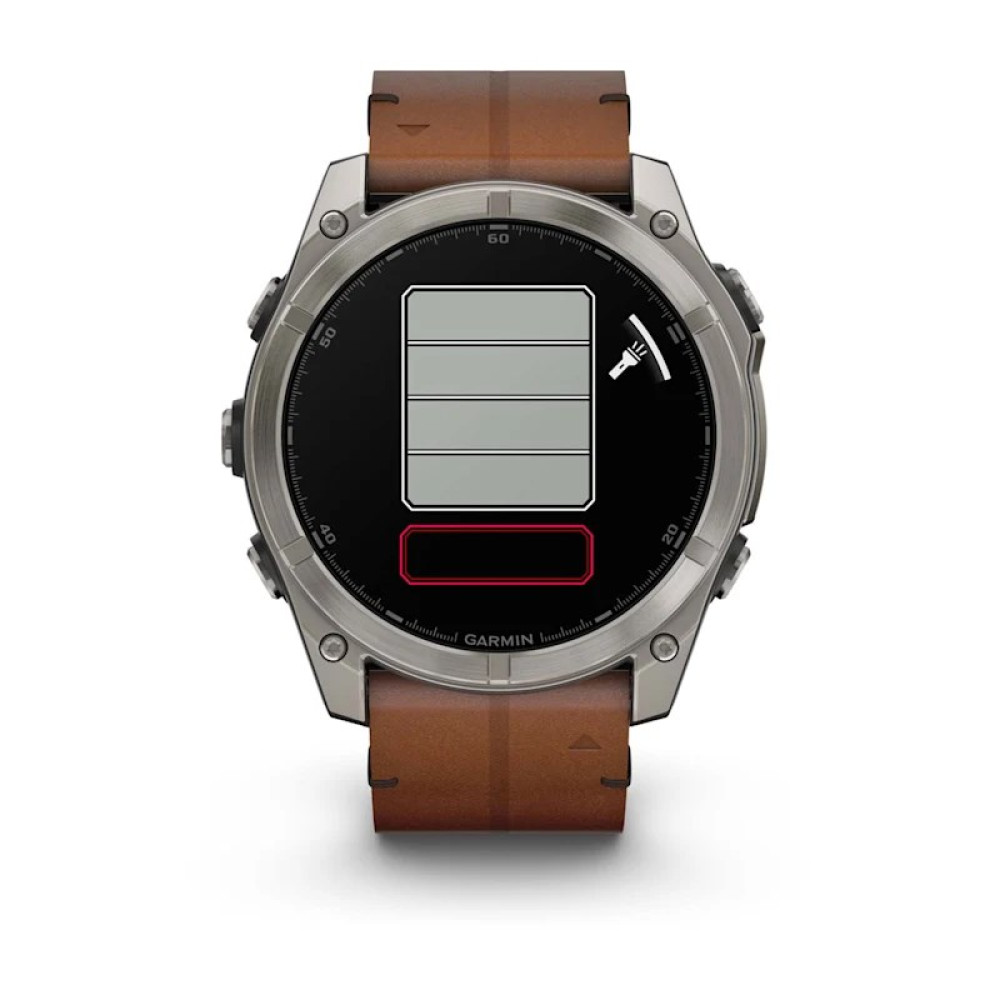 Zegarek smartwatch z brązową skórzaną bransoletą pokazuje niski poziom baterii z czterema paskami i czerwonym obramowaniem.