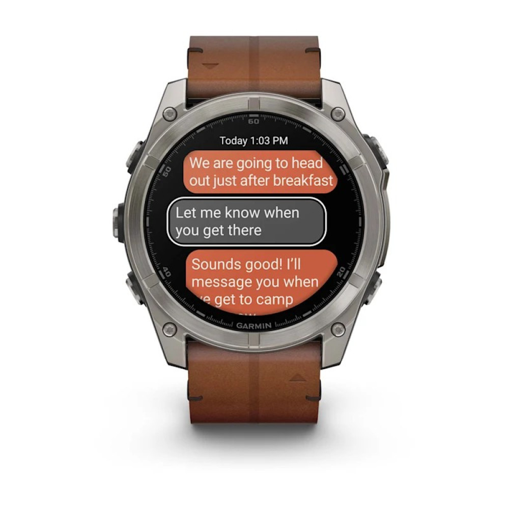 Zegarek smartwatch z brązowym skórzanym paskiem wyświetla wiadomości.
