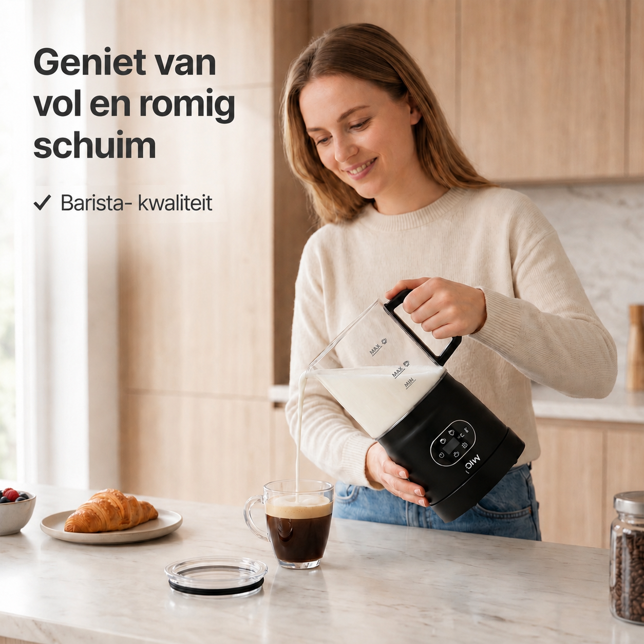 Een vrouw schenkt melk uit een zwarte melkopschuimer in een kop koffie.