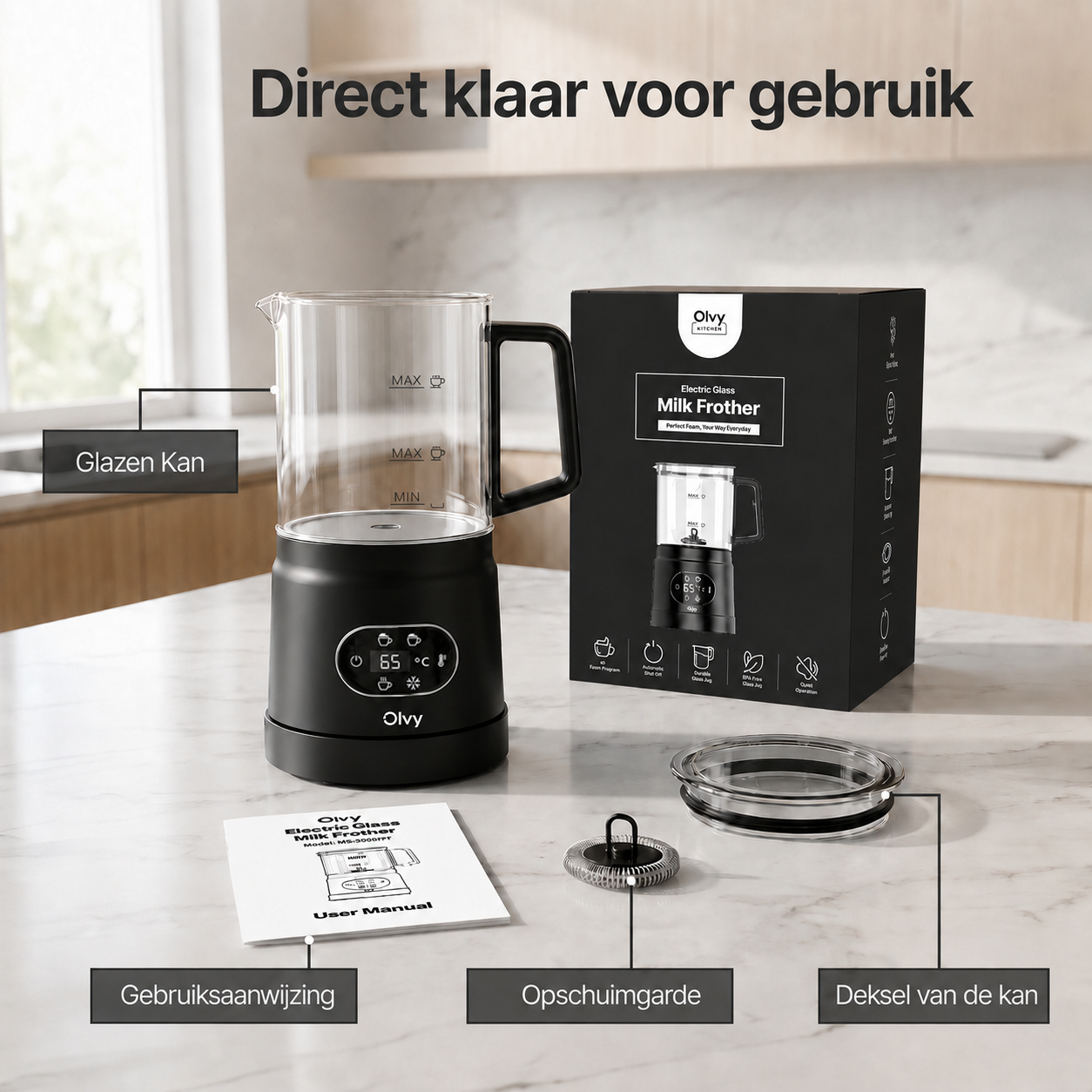 Een zwarte elektrische melkopschuimer met glazen kan, handleiding en accessoires.